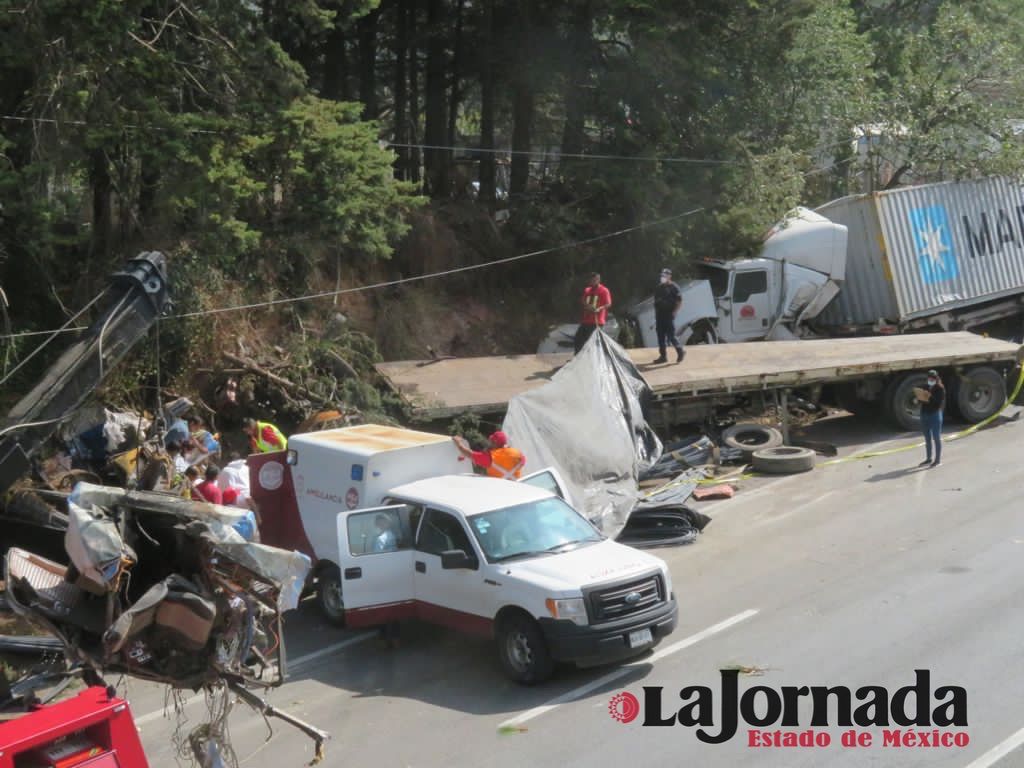 Muere trailero en carambola sobre la México-Toluca