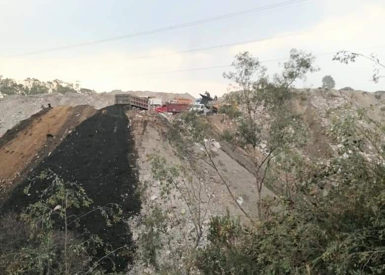 Camiones llenos de cascajo eligieron zona verde de Naucalpan como tiradero