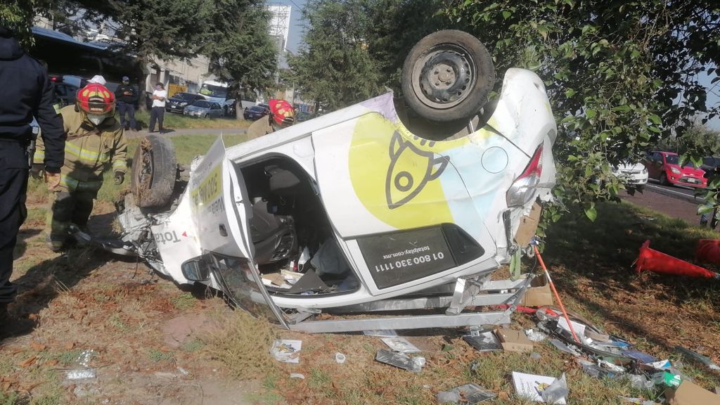 Por ir tan rápido como su internet, vuelca auto de Totalplay en Paseo Tollocan