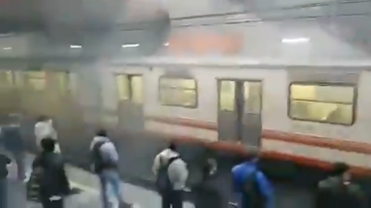 Video: Reportan humo en Metro Pantitlán, retiran tren afectado