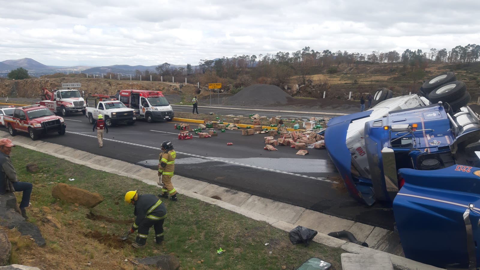 Vuelca tráiler cargado de productos de limpieza sobre la México- Calpulalpan