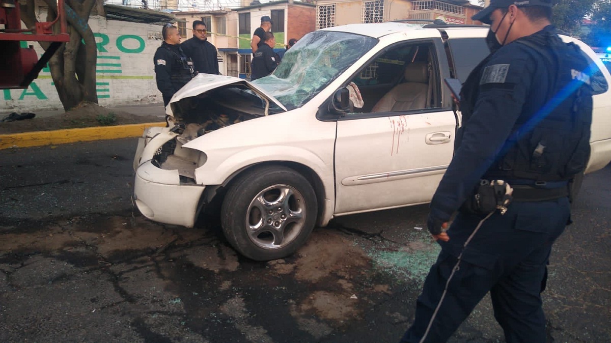 Choca a toda velocidad y muere uno de sus acompañantes