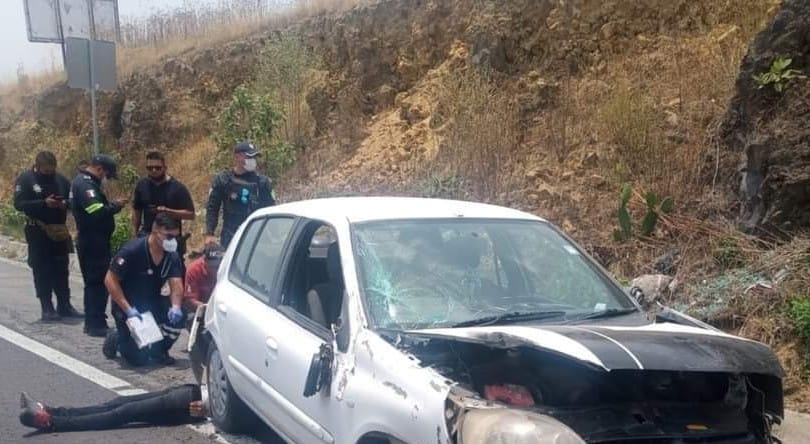 Muere conductor al volcar su auto en el libramiento de Tlalmanalco