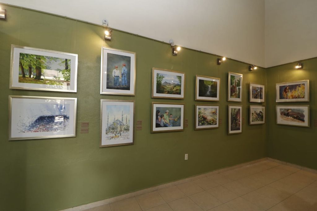 La acuarela “fluye” en exposición presencial