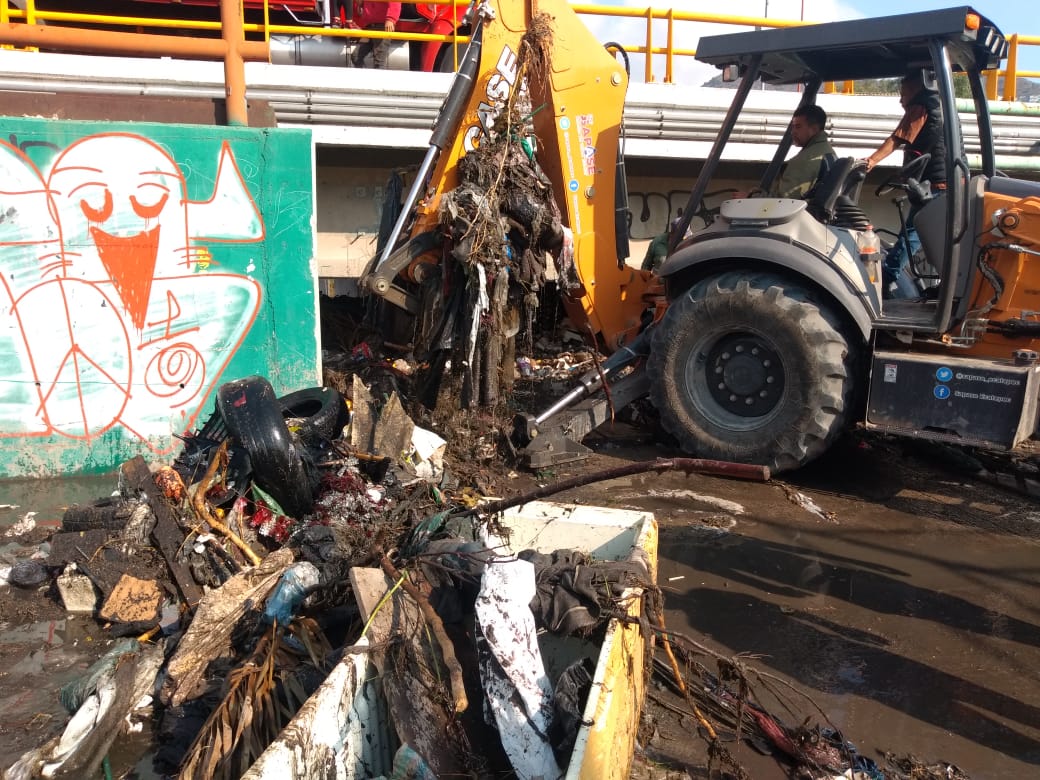 La corriente arrastró la basura que encontró a su paso y saturó rejillas del colector plásticos y el arenero San Carlos