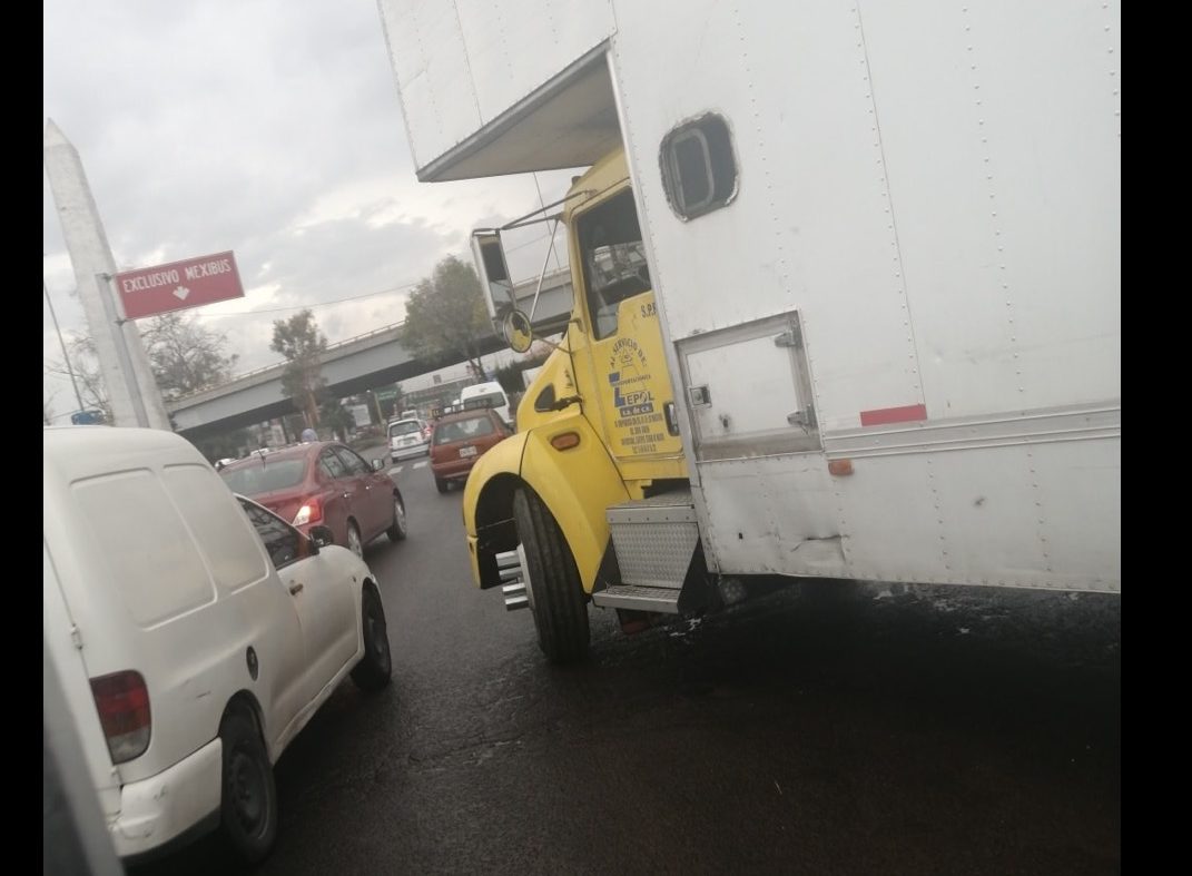 Amagan transportistas con bloqueo en la Texcoco-Lechería, mañana 12 de mayo