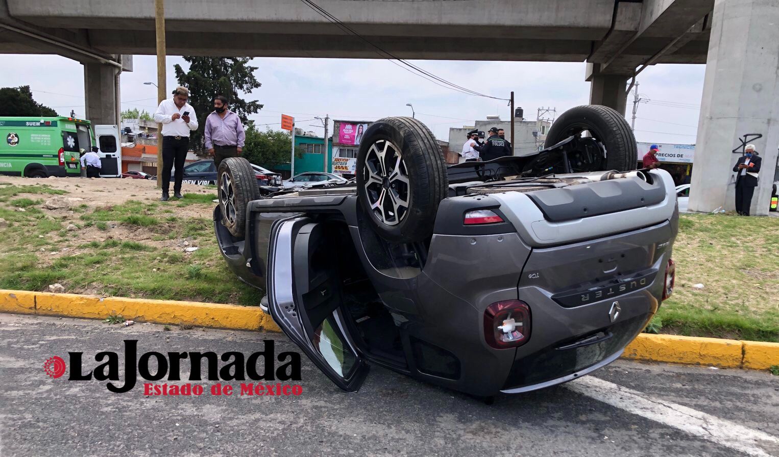 Vuelca camioneta en Las Torres, Toluca