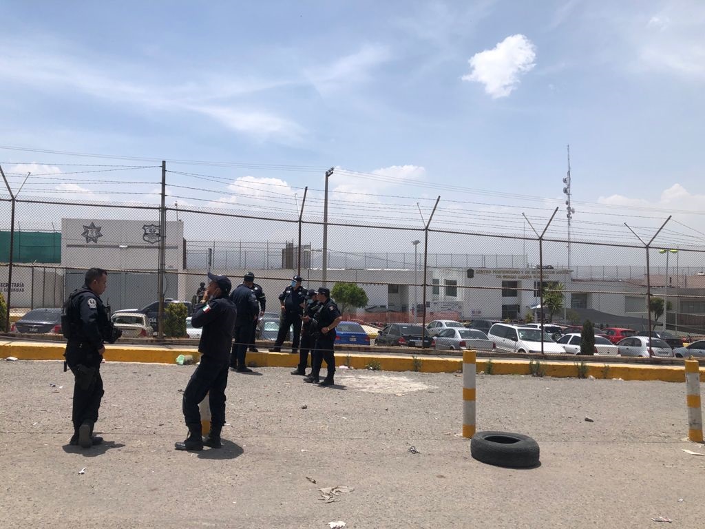 Custodios resguardan la entrada del Penal de Chiconautla