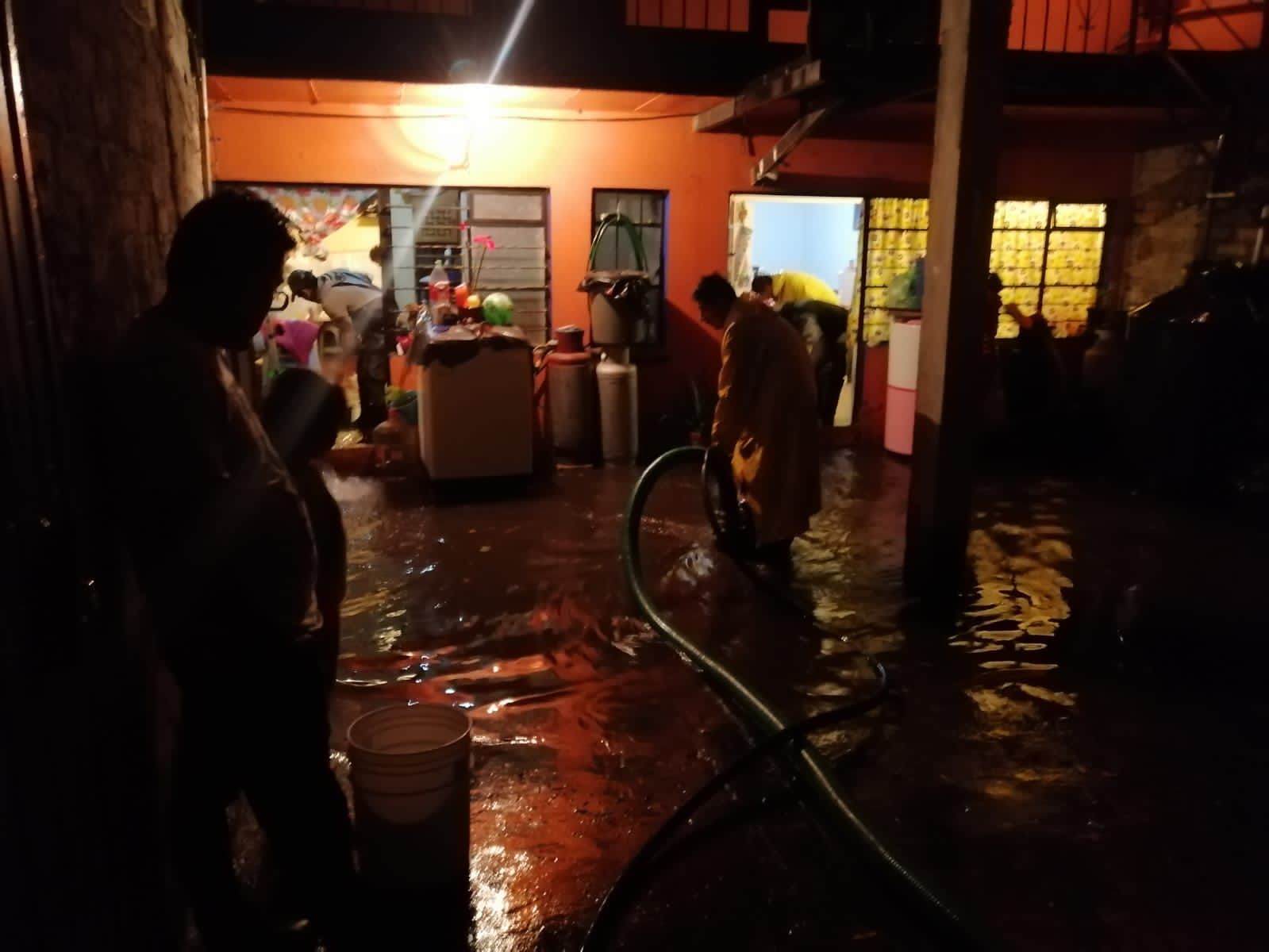 Video: Lluvias provocan inundaciones en calles y viviendas de Atizapán