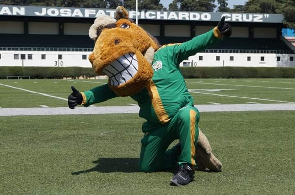 Con orgullo Ricardo Servín da vida a Kuako, mascota universitaria