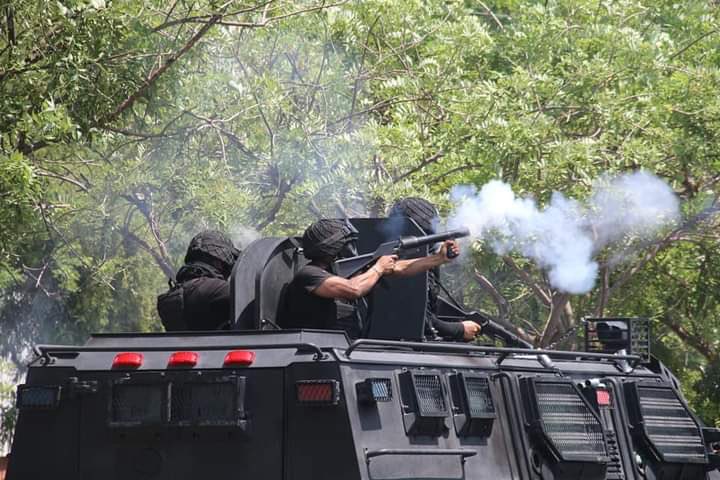 Video: Policías atacan con gas lacrimógeno a normalistas de Mactumactzá