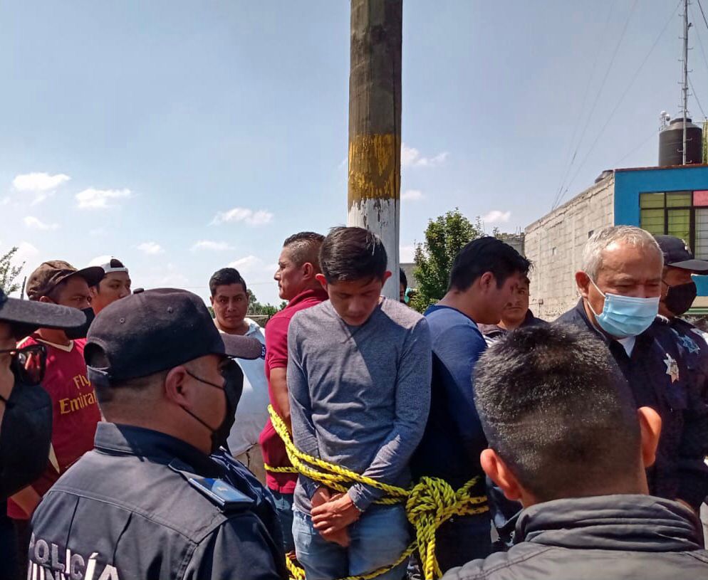 Intentan linchar a policías ministeriales en Otzolotepec