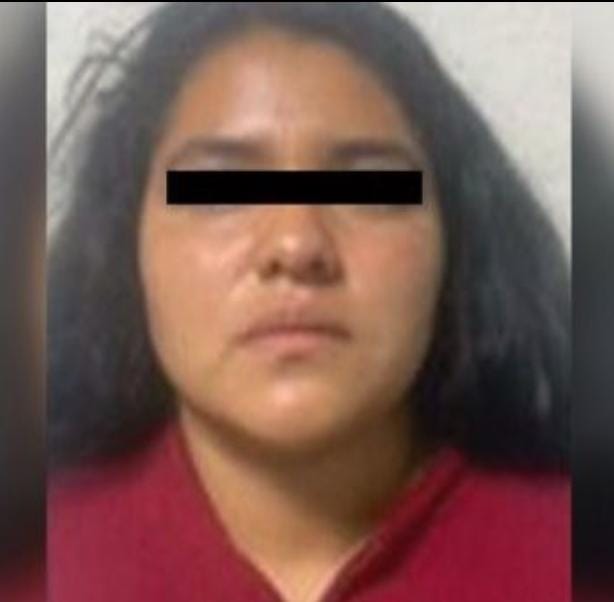 Mujer con playera roja vinculada por presuntamente haber asesinado un joven