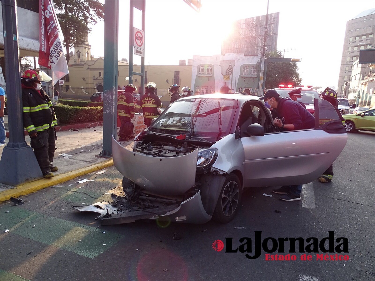 Vehículo Smart chocado, conducido por una mujer