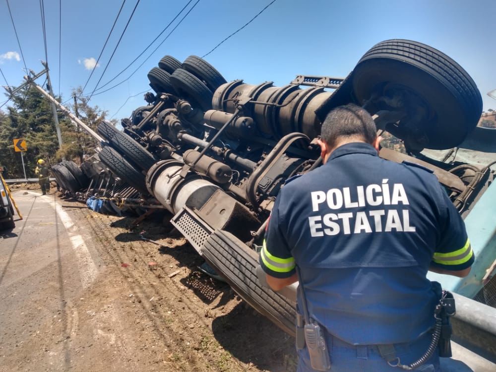 Queda tráiler colgando en curva de San Martín en Tenancingo