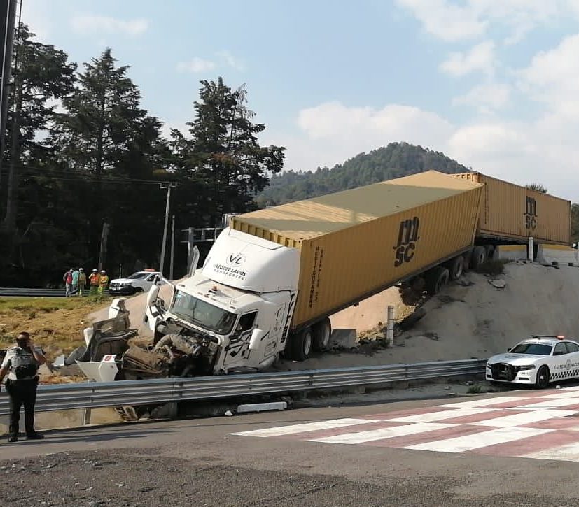 Personal de la Policía Federal resguarda la zona mientras que elementos de la Cruz Roja de Lerma realizan las maniobras para retirar el vehículo