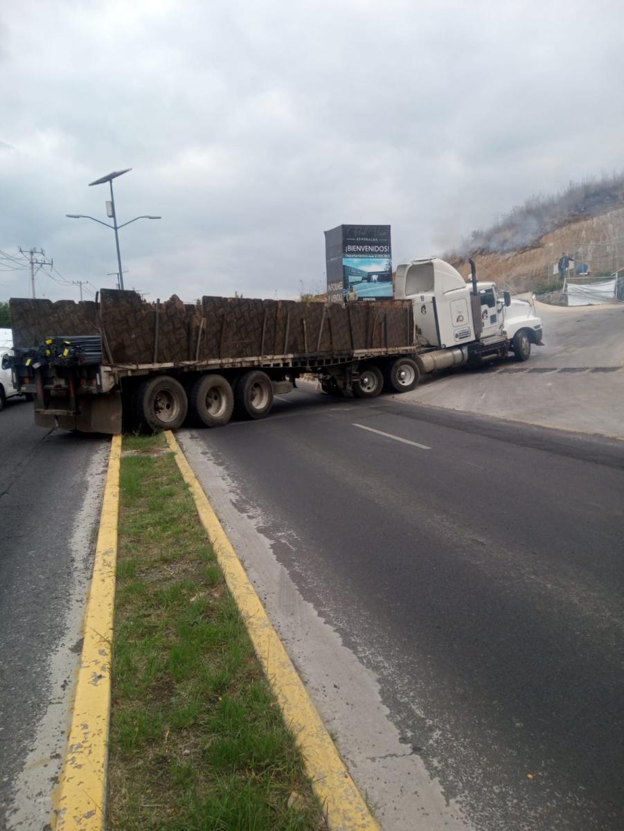 La pesada unidad obstruye la vialidad en ambos sentidos