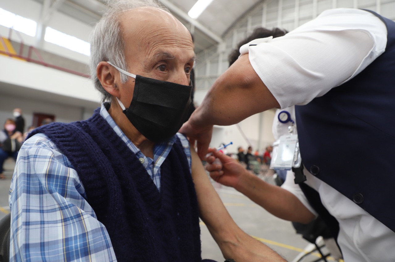 Abuelitos exigen segunda dosis de vacuna contra Covid-19 en el Valle de México