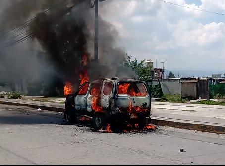 Incendian patrulla municipal y vehículos particulares en Otzolotepec