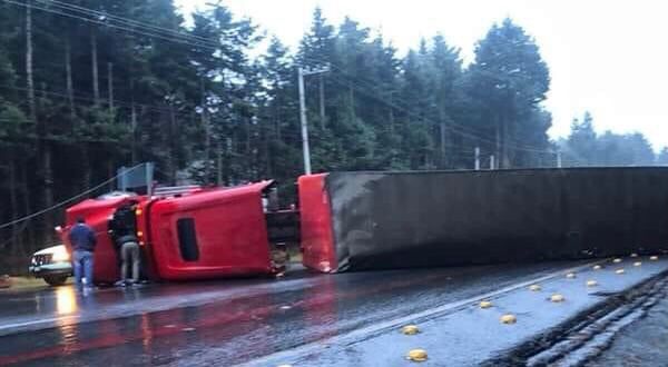 Tráiler queda atravesado en la México-Toluca; no hay lesionados