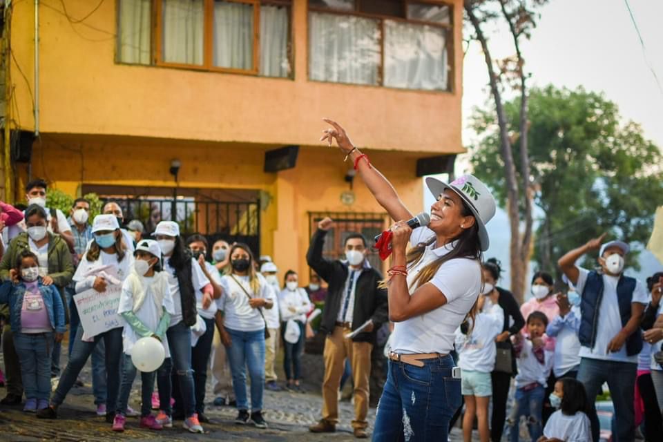 La candidata a la alcaldía de Valle de Bravo en gira de trabajo rodeada de gente