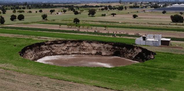 Video: Se abre enorme socavón en Puebla