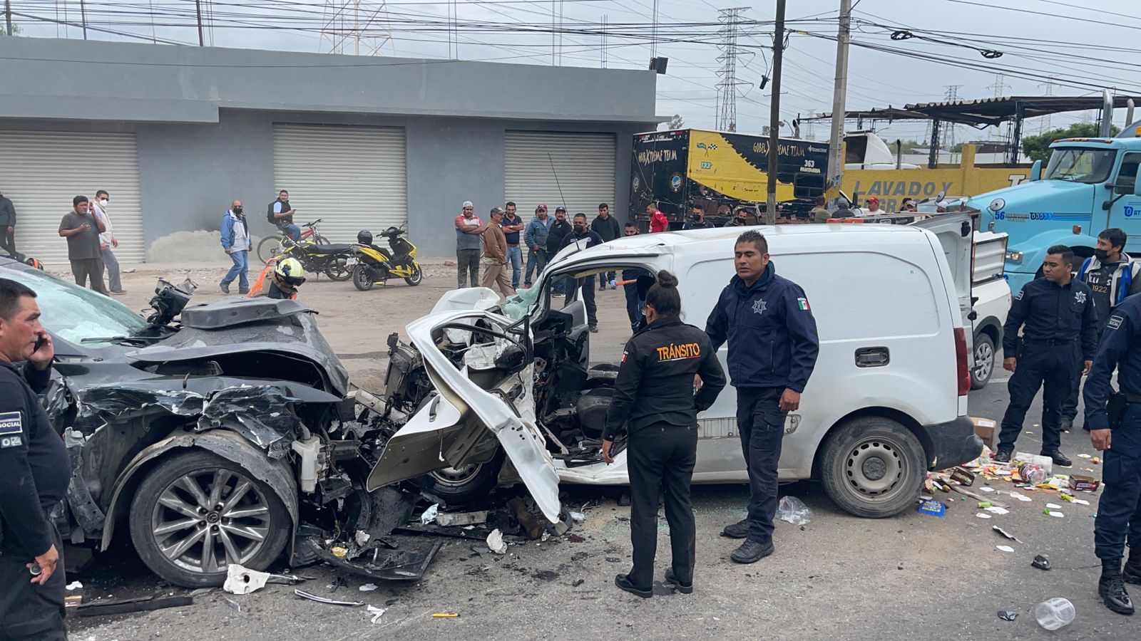 Persecución entre policías y delincuentes deja choque múltiple en la Texcoco-Lechería