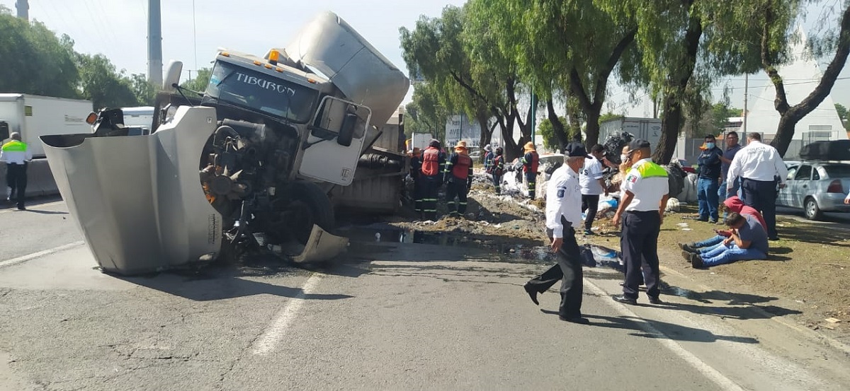 Volcadura de tráiler en Tlalnepantla deja un trabajador muerto