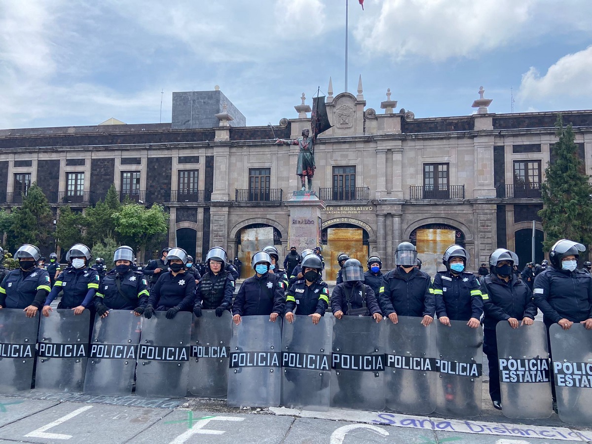 Blindan Legislatura con granaderos; Diputación Permanente sesiona