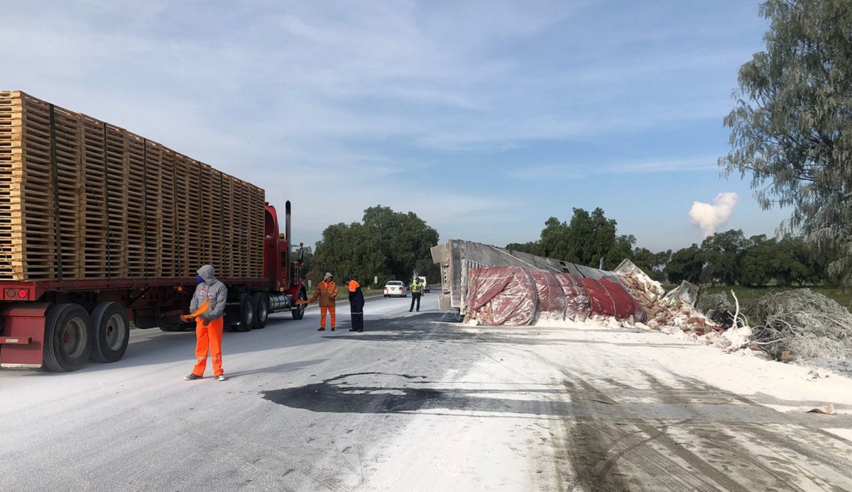 Video: Vuelca tráiler con 30 toneladas de cal en la México-Pirámides