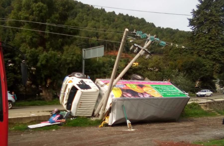 Camión tira postes de luz en la Tenancingo-Tenango Del Valle