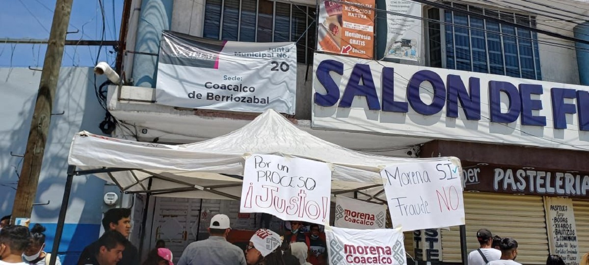 Manifestantes de Morena a las afuerass del IEEM en Coacalco