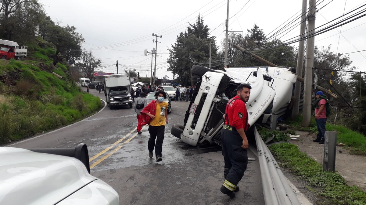 Aparatoso accidente en la Toluca-Naucalpan deja 12 personas lesionadas y un muerto