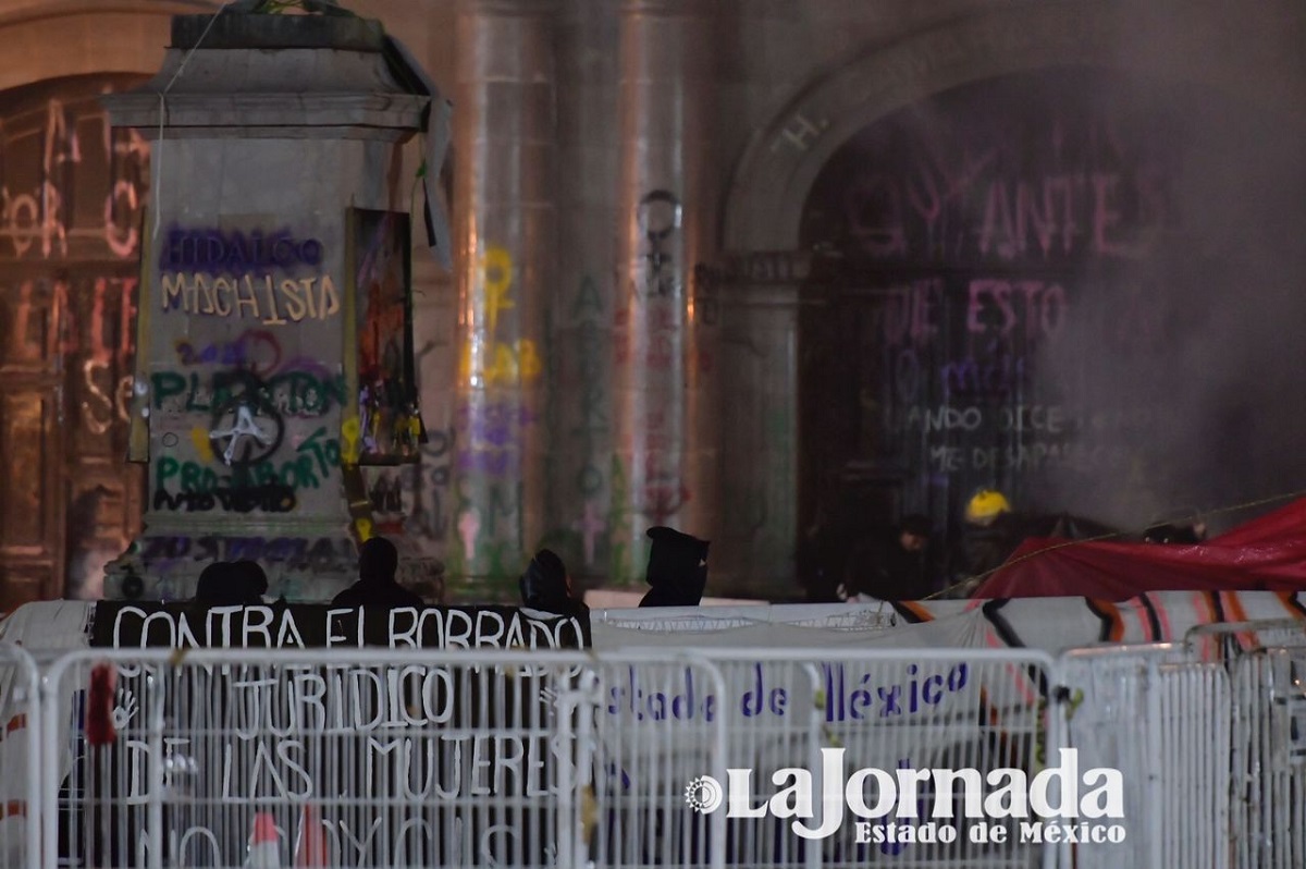 Entrada de la legislatura mexiquense quemada y con pintas