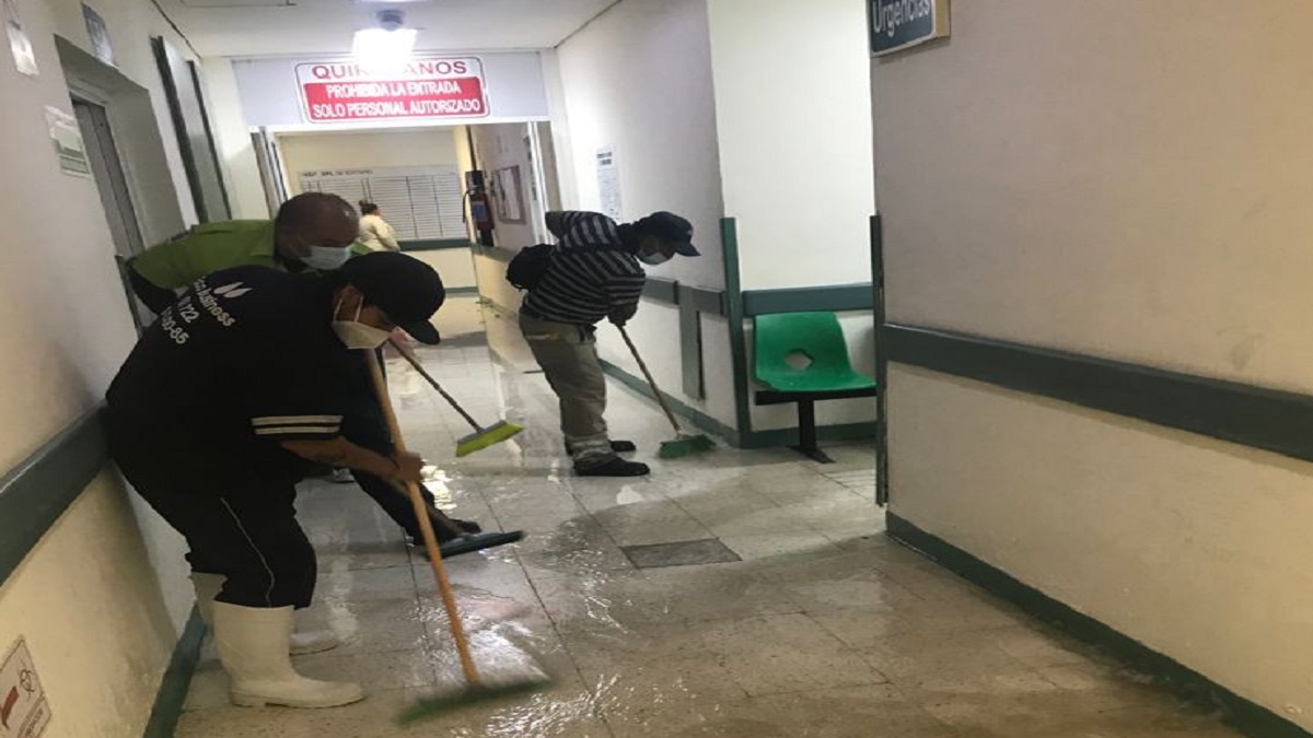 Video: Tras fuertes lluvias se inundan hospital y avenidas de Ecatepec