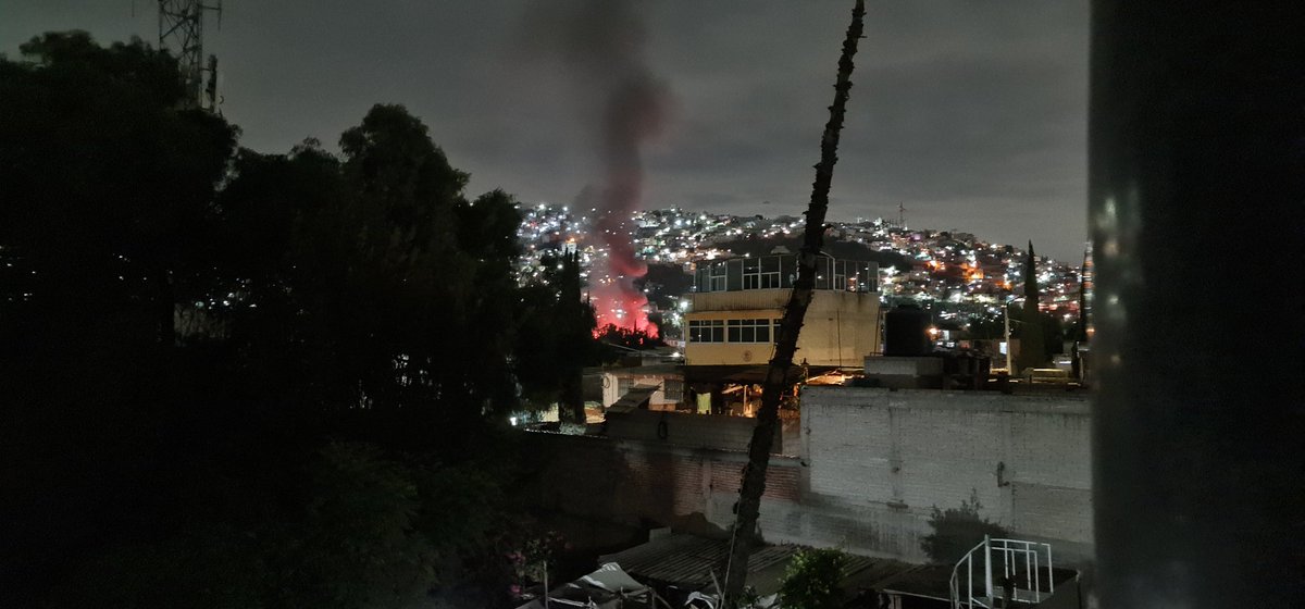 Video: Fuego consume una bodega de muebles en Ecatepec