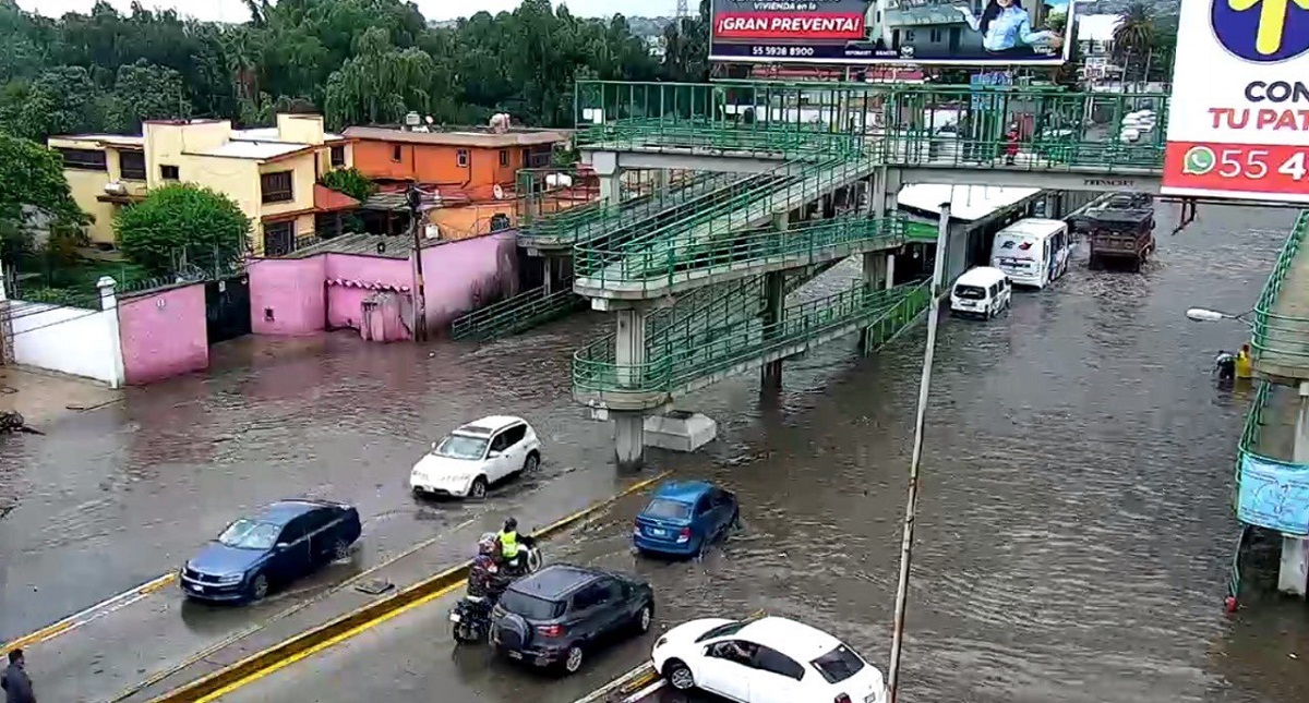 Video: Se inunda Ecatepec, vehículos se quedan varados