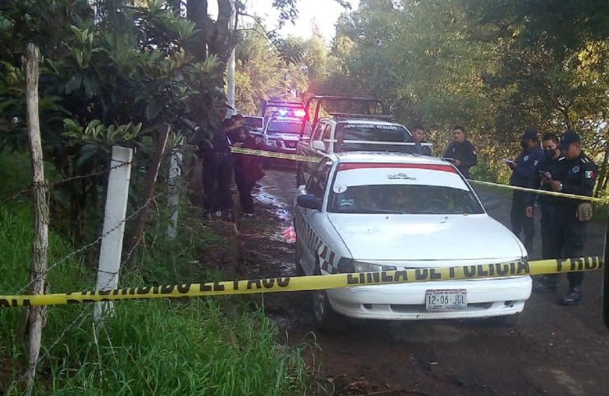 Hallan cadáver en un taxi en carretera Tepoxtepec-San Simonito