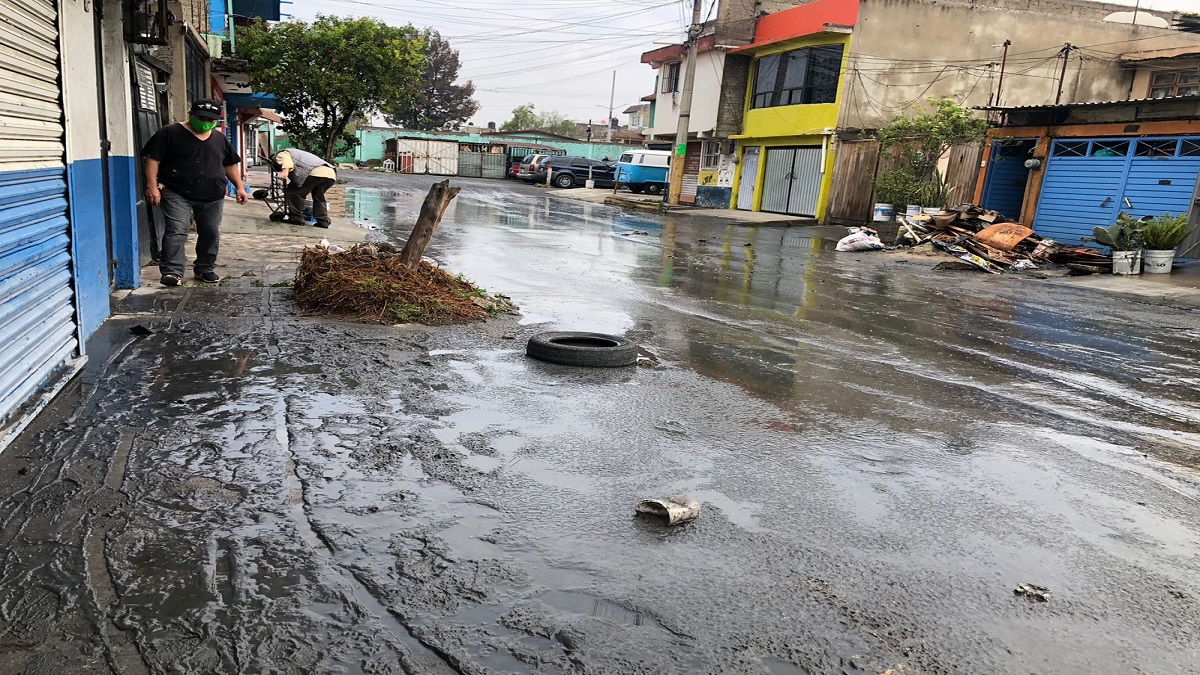 Video: Amanecen bajo el agua decenas de viviendas en Ecatepec