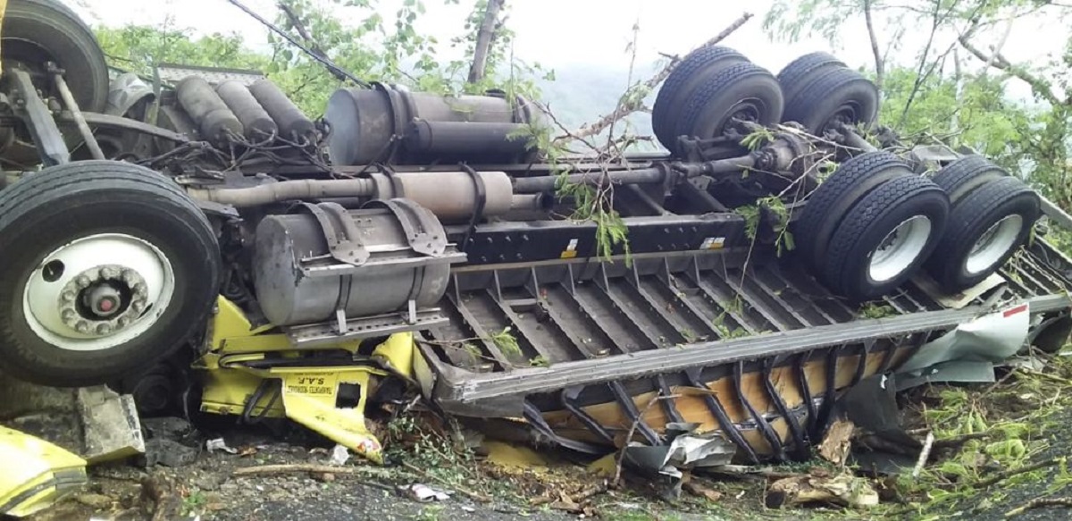 Muere mujer en volcadura de camión de carga en Tejupilco