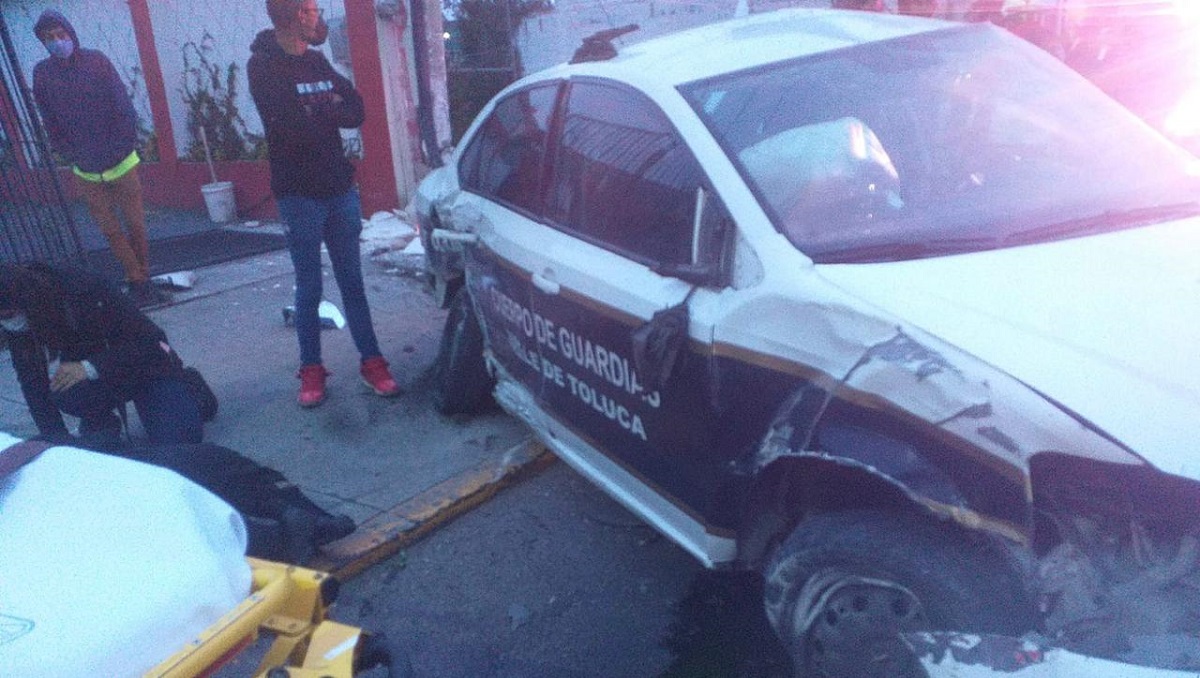 Choca patrulla de la Policía Bancaria en Metepec, hay dos heridos