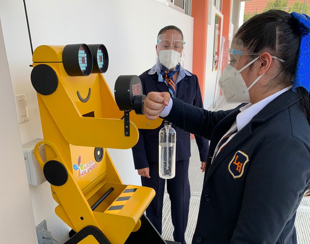 Niña en escuela siguiendo los procolos