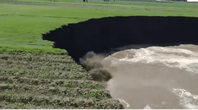 Video: Captan olas en el socavón de Puebla