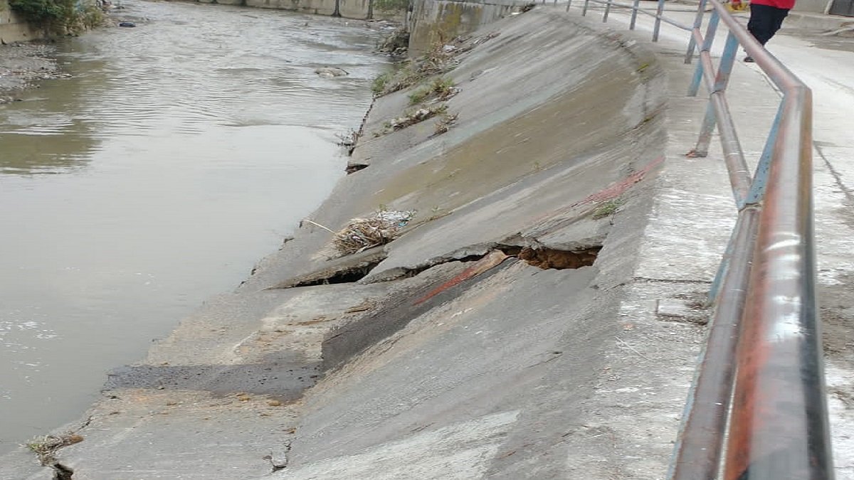 Tras fuertes lluvias se forma socavón en Río Hondo, Naucalpan