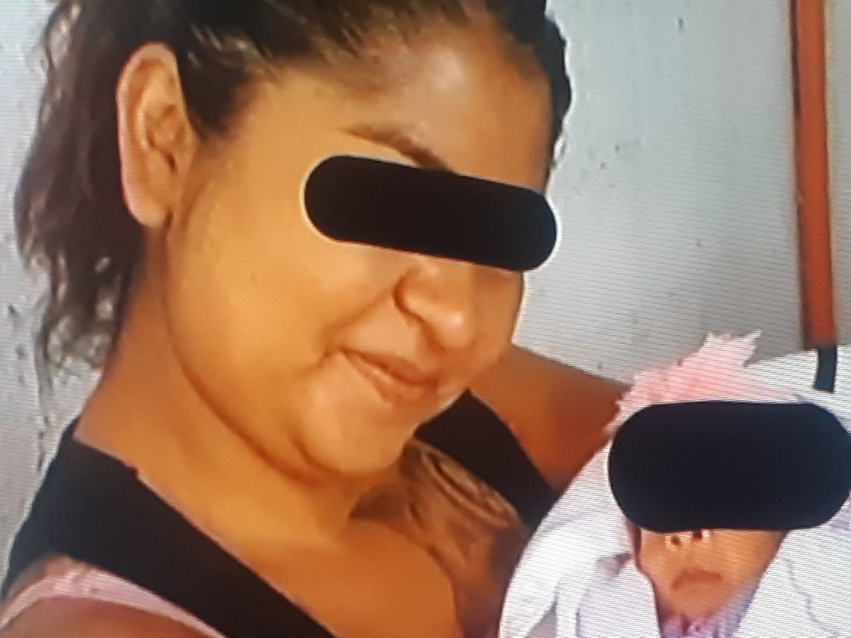 La detenida cargando a uno de sus hijos