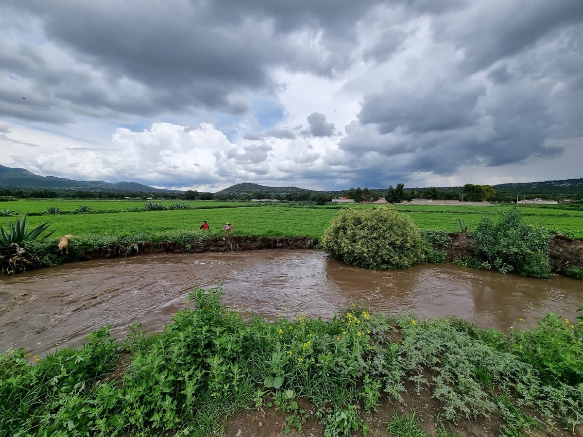 Temen que se desborde cauce de agua en Axapusco