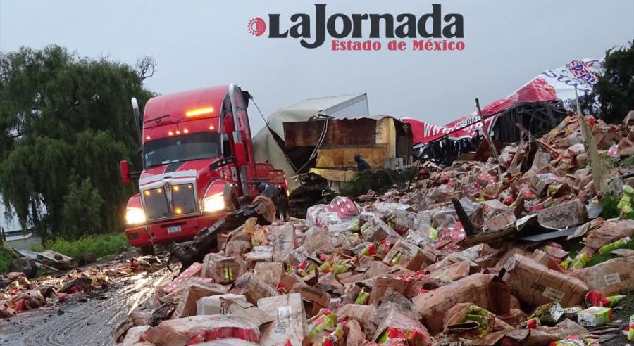 Tráiler tiñe de rojo carretera Toluca-Tenango; la embarra de salsa de tomate