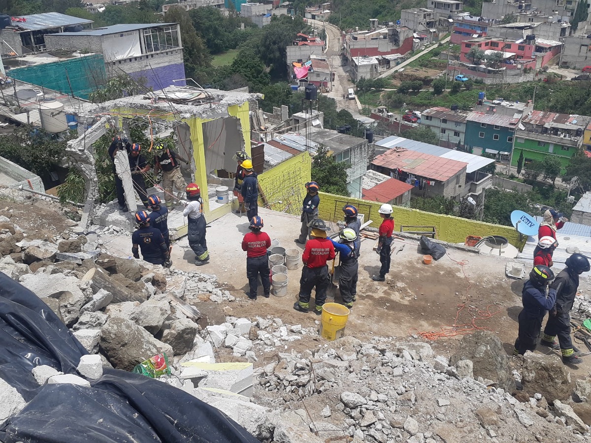 Personal de Protección Civil laborando