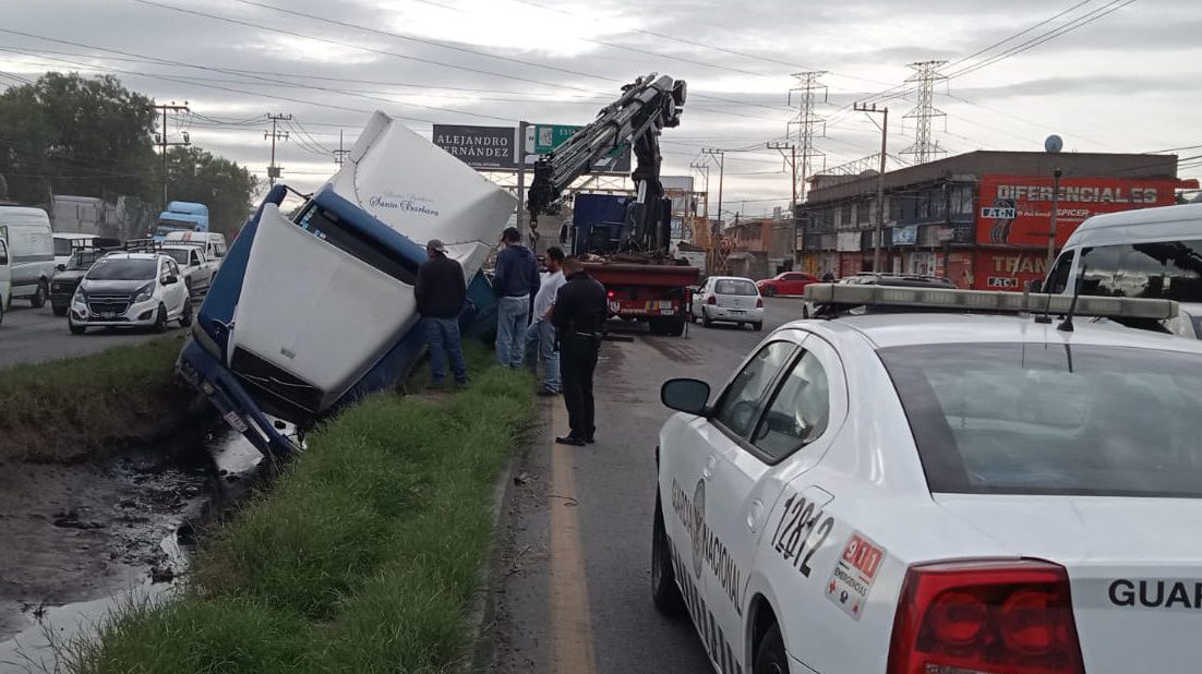 Vuelca tráiler cargado de vigas de acero en la Texcoco-Lechería