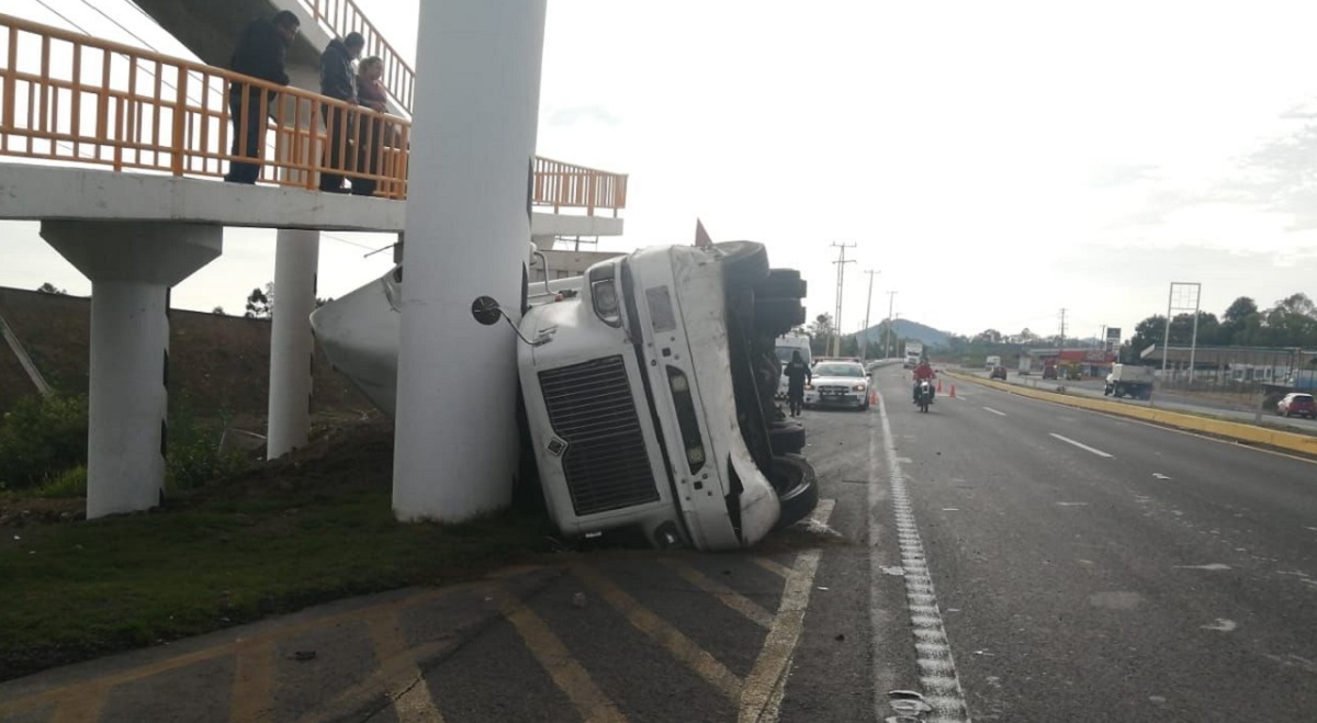 Video: Captan impresionante volcadura de tráiler en curva carretera del Edomex